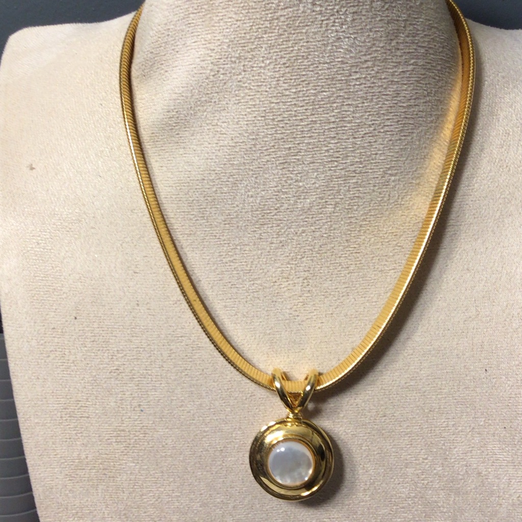 Vintage Lustrous Gold Tone Necklace With PearlBlack Reversible Pendant 40$